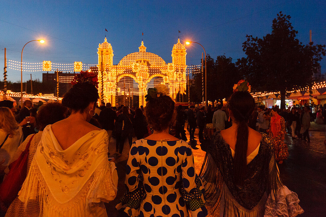 junge Frauen am Tor der Feria de Abril, Frühlingsfest, Sevilla, Andalusien, Spanien, Europa