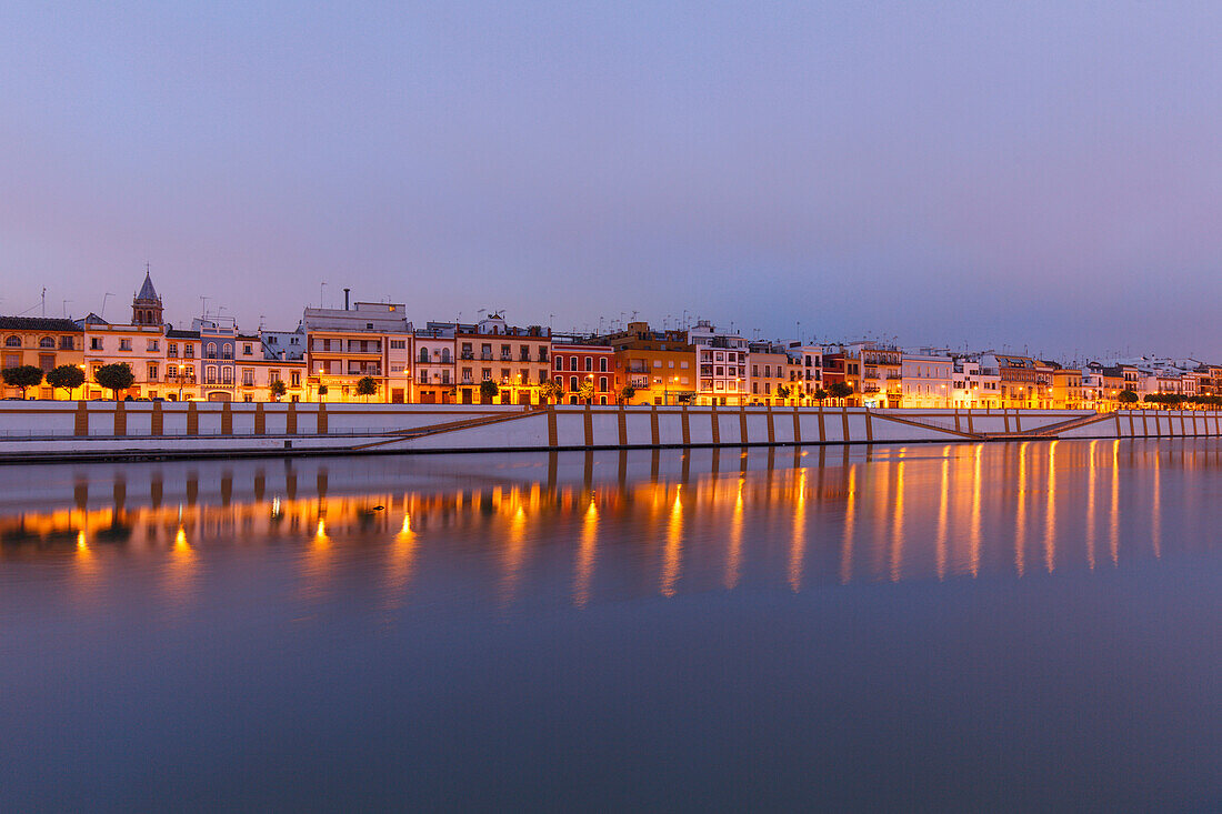 Barrio de Triana im Abendlicht mit Spiegelung, Stadtviertel Triana, Rio Guadalquivir, Fluss, Calle Betis, Sevilla, Andalusien, Spanien, Europa