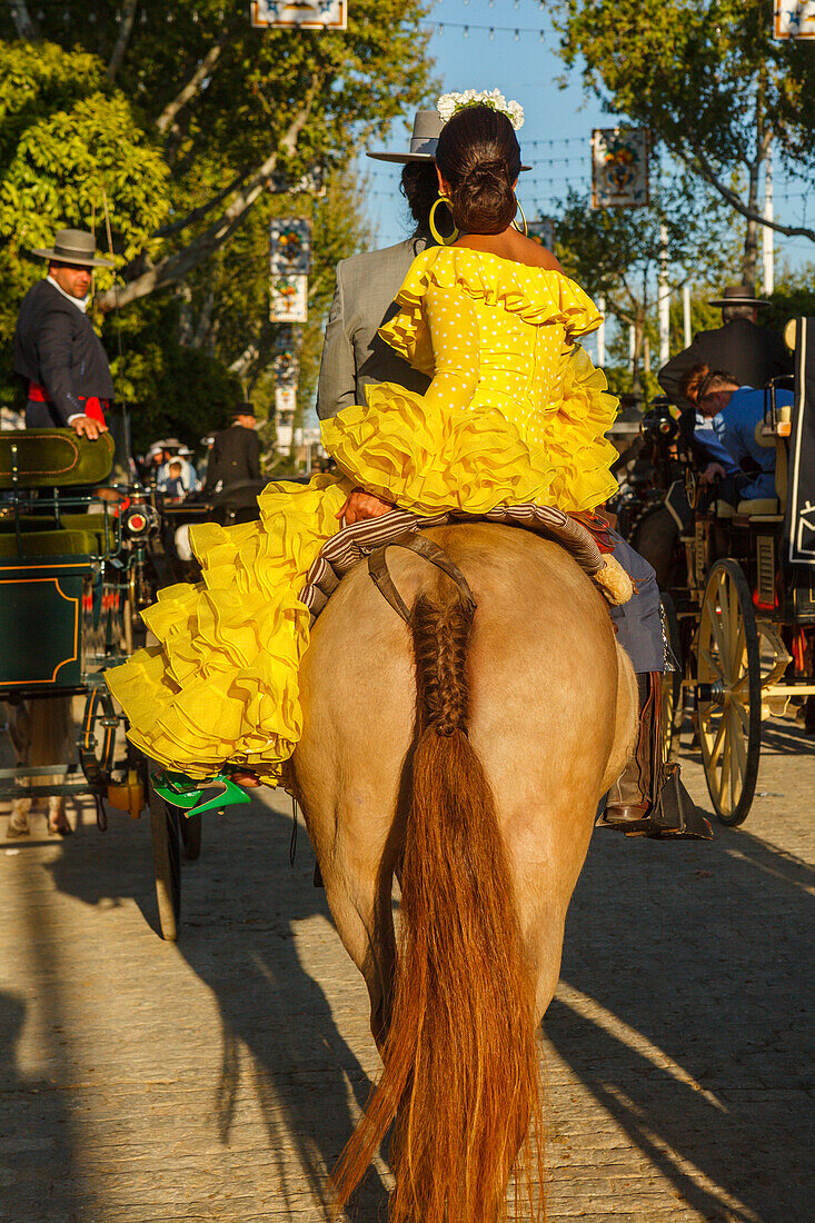 reitendes Paar, Pferd, Feria de Abril, Frühlingsfest, Sevilla, Andalusien, Spanien, Europa