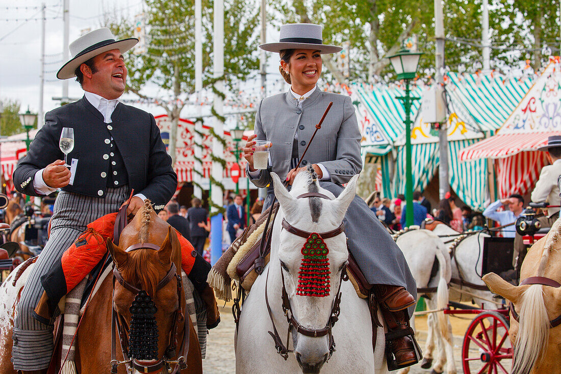 reitendes Paar, Pferd, Feria de Abril, Frühlingsfest, Sevilla, Andalusien, Spanien, Europa