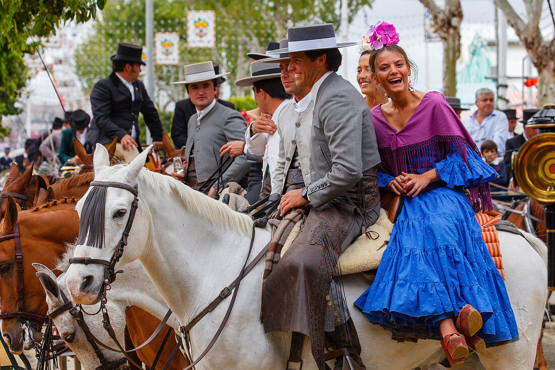 reitendes Paar, Pferd, Feria de Abril, Frühlingsfest, Sevilla, Andalusien, Spanien, Europa