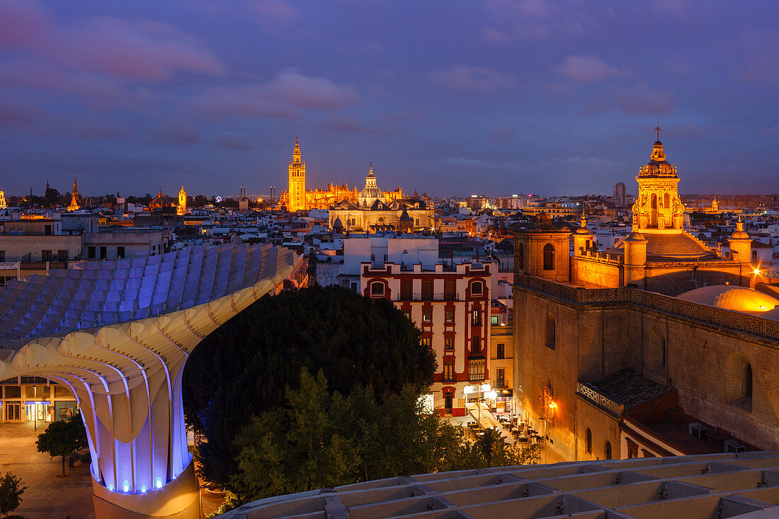 Metropol Parasol, viewing platform, Plaza de la Encarnacion, modern achitecture, architect Juergen Mayer Hermann, view to the old town with cathedral, Seville, Andalucia, Spain, Europe