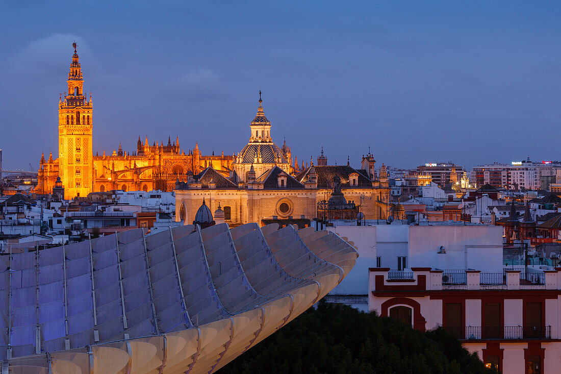 Metropol Parasol, Aussichtsplattform, Plaza de la Encarnación, moderne Architektur, Architekt Jürgen Mayer Hermann, Blick auf die Altstadt mit Kathedrale, UNESCO Welterbe, Sevilla, Andalusien, Spanien, Europa