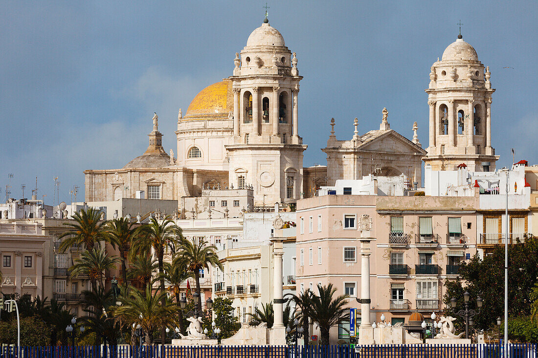 Blick vom Hafen auf die Kathedrale, Cadiz, Costa de la Luz, Atlantik, Cadiz, Andalucia, Spain, Europe
