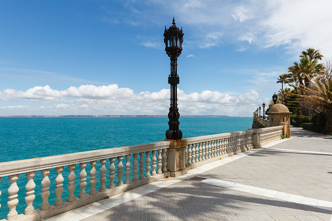 Uferpromenade und Straßenlaterne, Cadiz, Costa de la Luz, Atlantik, Andalusien, Spanien, Europa