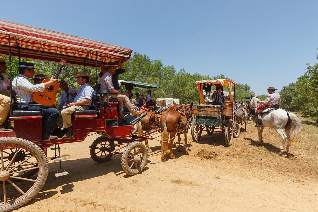 Kutschen, Gitarre, El Rocio, Wallfahrt nach El Rocio, Fest, Pfingsten, Provinz Huelva, Provinz Sevilla, Andalusien, Spanien, Europa