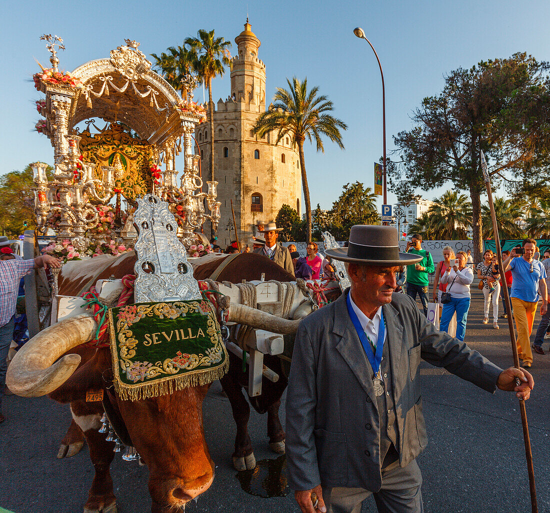 Simpecado-Karren, Torre del Oro, Rückkehr nach Sevilla, El Rocio, Wallfahrt nach El Rocio, Fest, Pfingsten, Provinz Huelva, Provinz Sevilla, Andalusien, Spanien, Europa