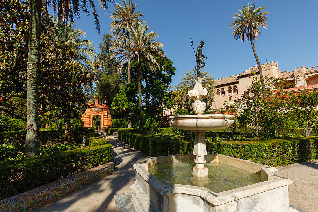 Brunnen, Palmen, Jardin Marqués de la Vega Inclán,  Jardínes del Real Alcázar, Garten des königlichen Palastes, UNESCO Welterbe, Sevilla, Andalusien, Spanien, Europa