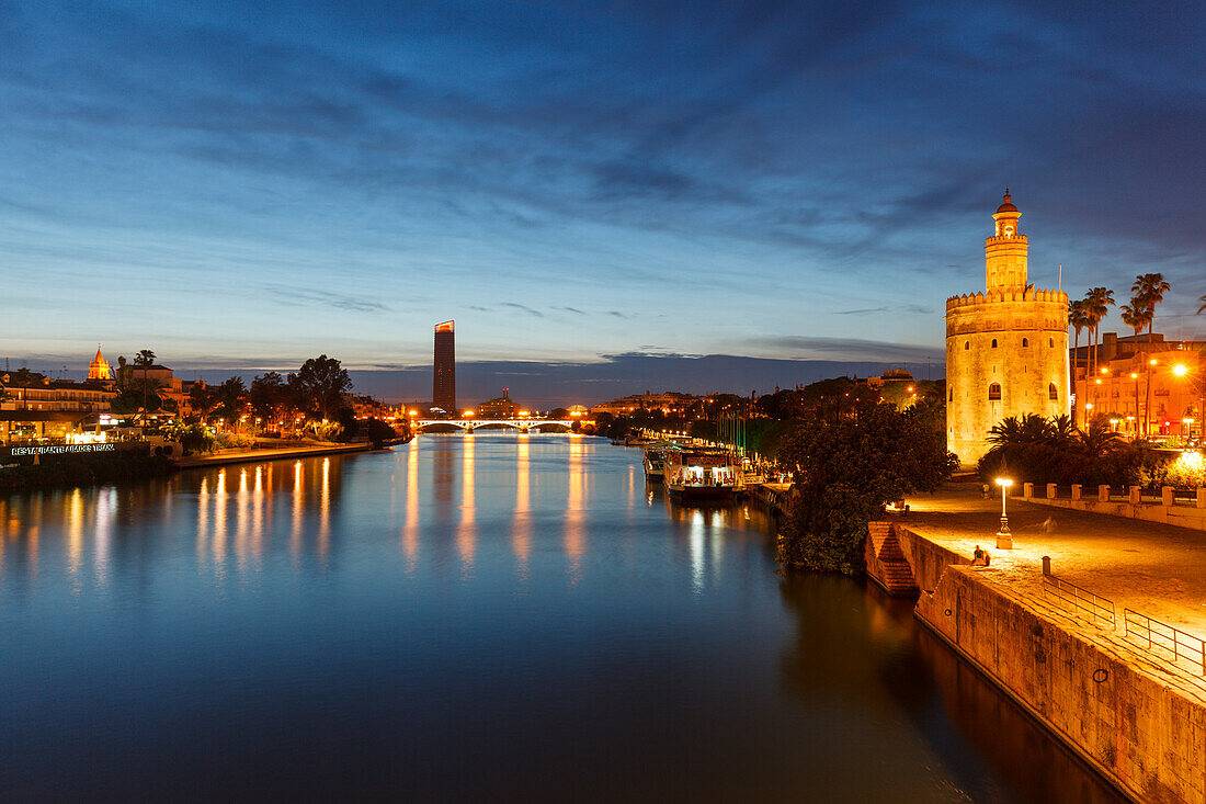 Torre del Oro, Torre Pelli, Torre Sevilla, Turm, Architekt Cesar Pelli, moderne Architektur, Rio Guadalquivir, Fluß, Sevilla, Andalusien, Spanien, Europa