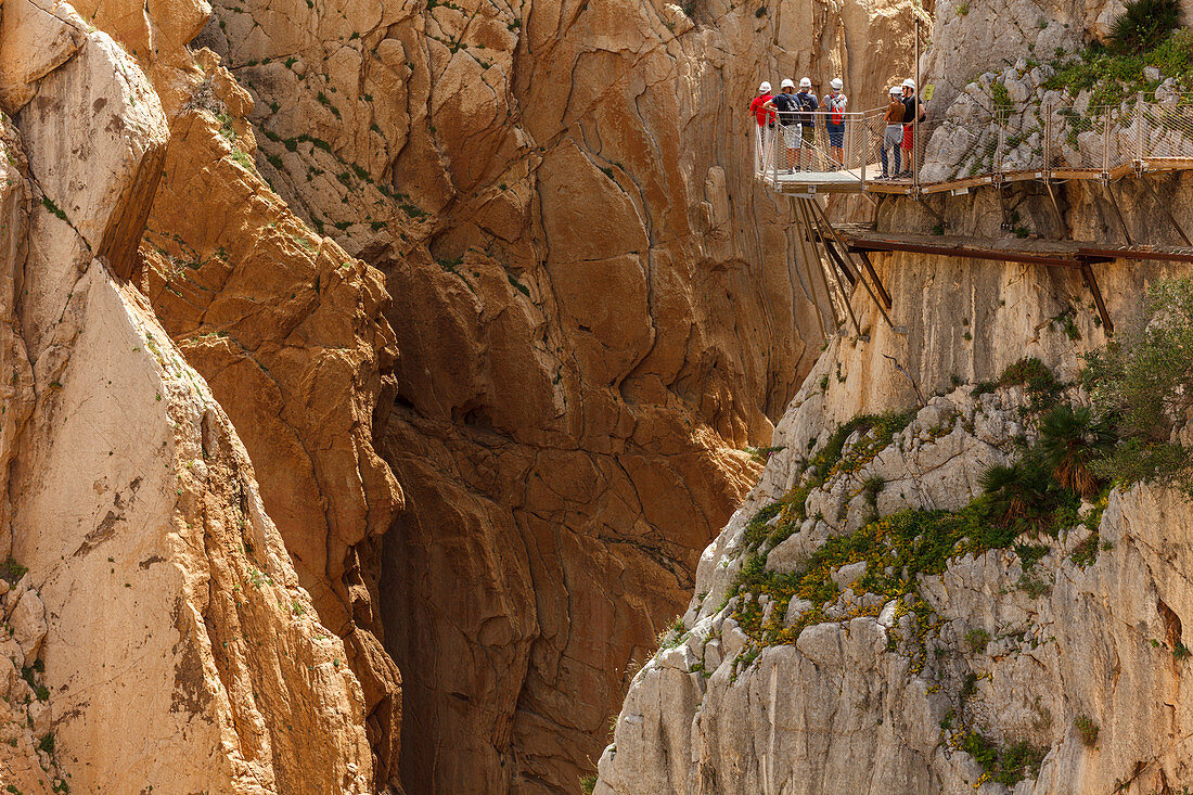 Wanderer, Caminito del Rey, Klettersteig, Wanderweg, Schlucht, Rio Guadalhorce, Fluss, Desfiladero de los Gaitanes, bei Ardales, Provinz Malaga, Andalusien, Spanien, Europa