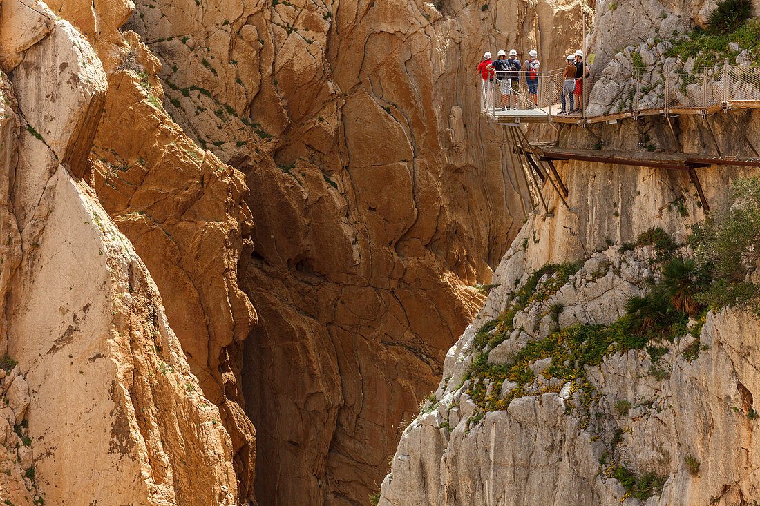 hikers on the Caminito del Rey, via ferrata, hiking trail, gorge, Rio Guadalhorce, river, Desfiladero de los Gaitanes, near Ardales, Malaga province, Andalucia, Spain, Europe