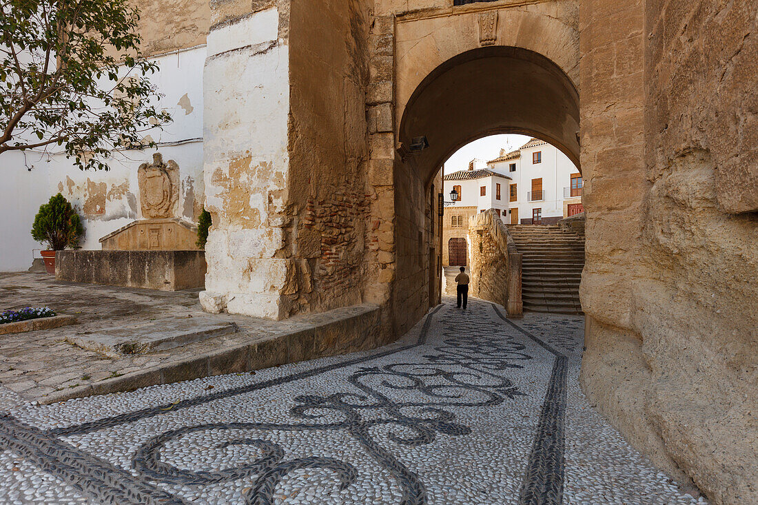 Durchgang unter Iglesia de la Encarnación, Treppe, Alhama de Granada, Provinz Granada, Andalusien, Spanien, Europa