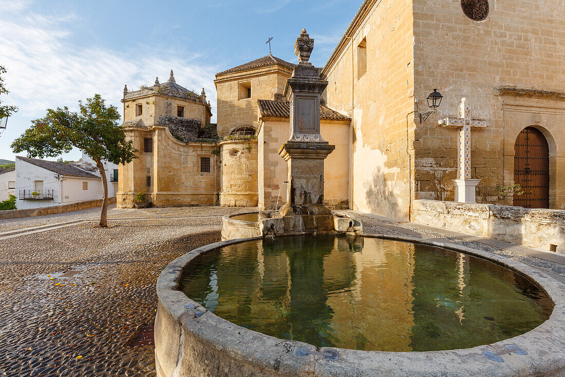 Brunnen und Iglesia del Carmen, Kirche, Alhama de Granada, Provinz Granada, Andalusien, Spanien, Europa