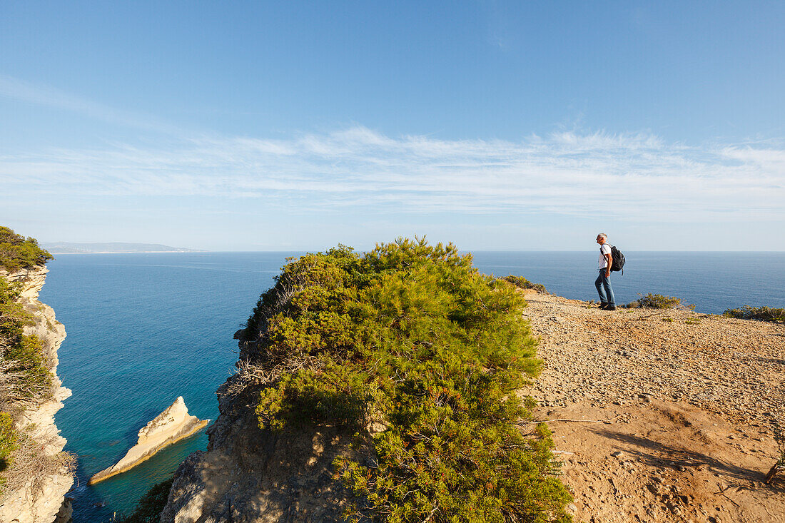 Wandern, Mann betrachtet den Aussicht, Parque Natural de la Breña, Naturpark, bei Los Caños de Meca, bei Vejer de la Frontera,  Costa de la Luz, Atlantik, Provinz Cadiz, Andalusien, Spanien, Europa