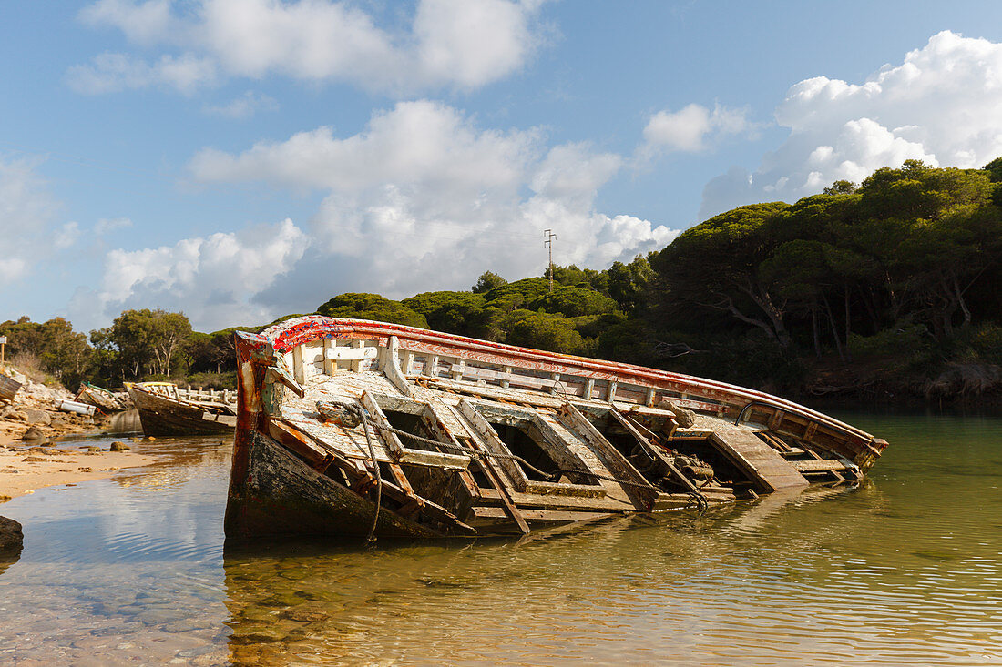 shipwreck, puerto pequero, fishing port, Cabo de Roche, near Conil, Costa de la Luz, Atlantic Ocean, Cadiz province, Andalucia, Spain, Europe