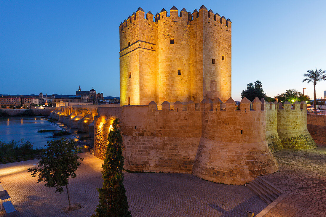 Puente Romano, bridge, Rio Guadalquivir, Torre La Calahorra, tower, historic centre of Cordoba, UNESCO World Heritage, Cordoba, Andalucia, Spain, Europe