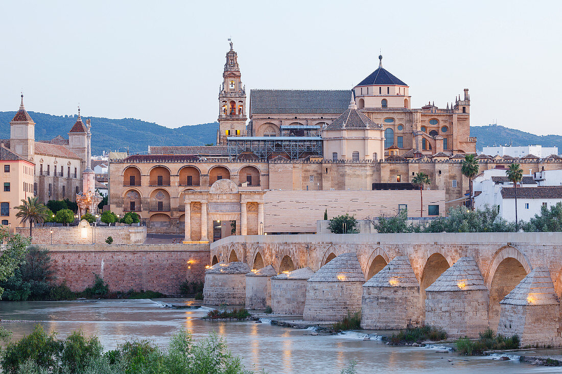 La Mezquita, Mezquita-Cathedral, mosque and cathedral, Puente Romano, bridge, historic centre of Cordoba, UNESCO World Heritage, Rio Guadalquivir, river, Cordoba, Andalucia, Spain, Europe