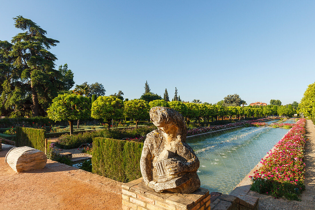 Skulptur am Wasserbecken, Gärten des Alcazar de los Reyes Cristianos, königliche Residenz, historisches Stadtzentrum von Cordoba, UNESCO Welterbe, Cordoba, Andalusien, Spanien, Europa