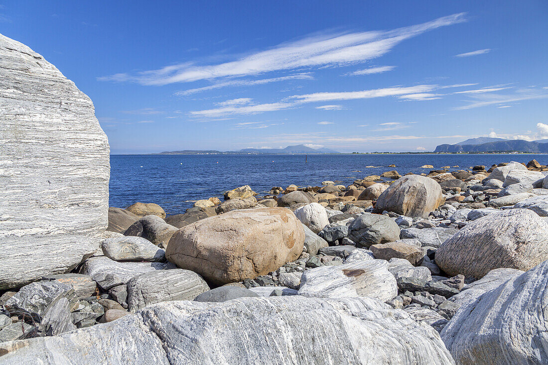 Steinstrand vor Alnes, Insel Godøy vor Ålesund, Møre og Romsdal, Westnorwegen, Norwegen, Skandinavien, Nordeuropa, Europa