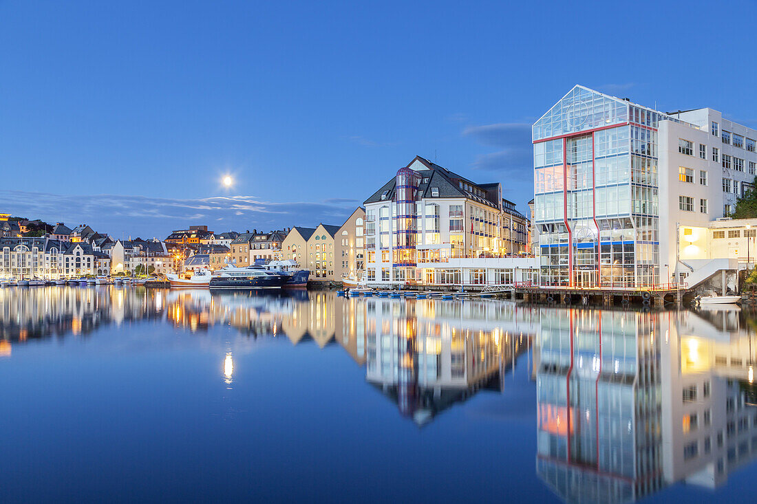Houses by the harbour in Alesund, More og Romsdal, Western Norway, Norway, Scandinavia, Northern Europe, Europe
