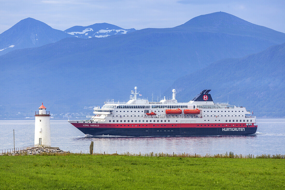 Schiff der Hurtigruten am Leuchtfeuer der Insel Godøy vor Ålesund, Møre og Romsdal, Westnorwegen, Norwegen, Skandinavien, Nordeuropa, Europa