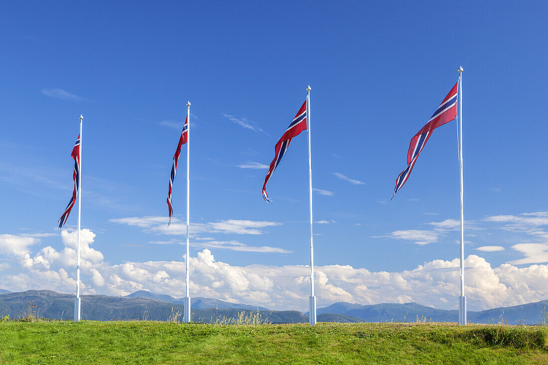 Norwegische Fahnen im Wind, Bud an Atlantikstrasse, Møre og Romsdal, Westnorwegen, Norwegen, Skandinavien, Nordeuropa, Europa