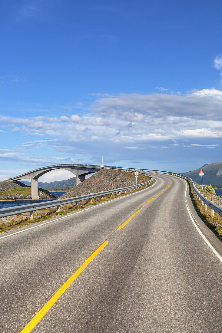 Storseisund-Brücke, Atlantikstraße zwischen Molde und Kristiansund, bei Vevang, Møre og Romsdal, Westnorwegen, Norwegen, Skandinavien, Nordeuropa, Europa