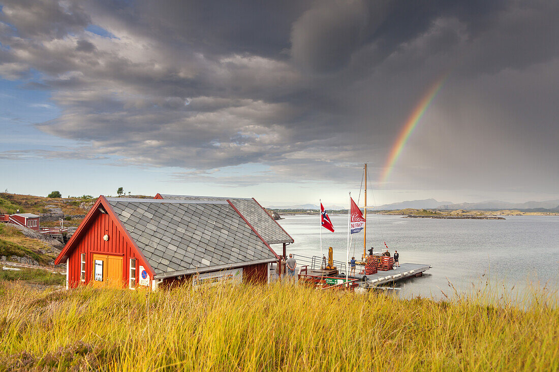 Regenbogen über Håholmen an der Atlantikstraße zwischen Molde und Kristiansund, Kårvåg, Møre og Romsdal, Westnorwegen, Norwegen, Skandinavien, Nordeuropa, Europa