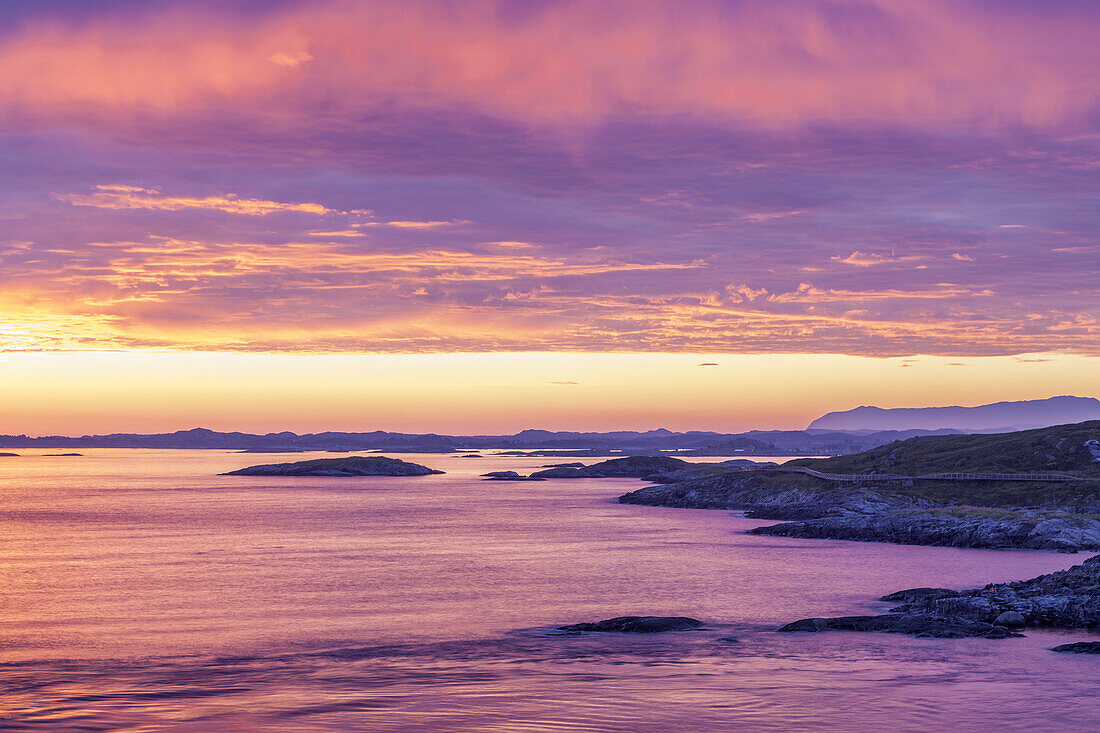 Morgenrot über dem Storseisundet an der Atlantikstraße zwischen Molde und Kristiansund, bei Vevang, Møre og Romsdal, Westnorwegen, Norwegen, Skandinavien, Nordeuropa, Europa