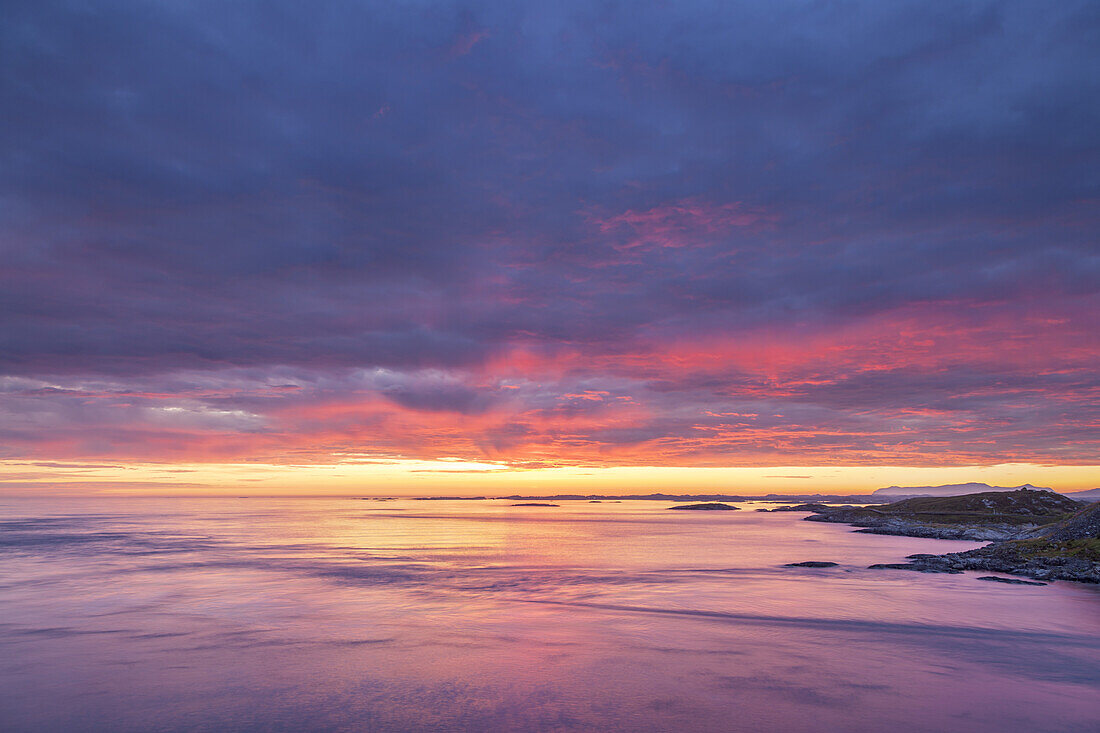 Morgenrot über dem Storseisundet an der Atlantikstraße zwischen Molde und Kristiansund, bei Vevang, Møre og Romsdal, Westnorwegen, Norwegen, Skandinavien, Nordeuropa, Europa