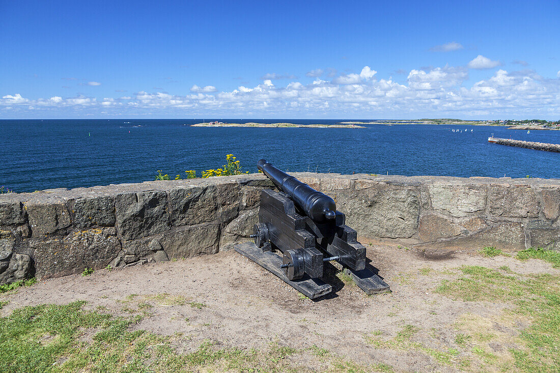 Ausblick mit Kanone auf der Festung Varberg, Halland, Südschweden, Schweden, Skandinavien, Nordeuropa, Europa