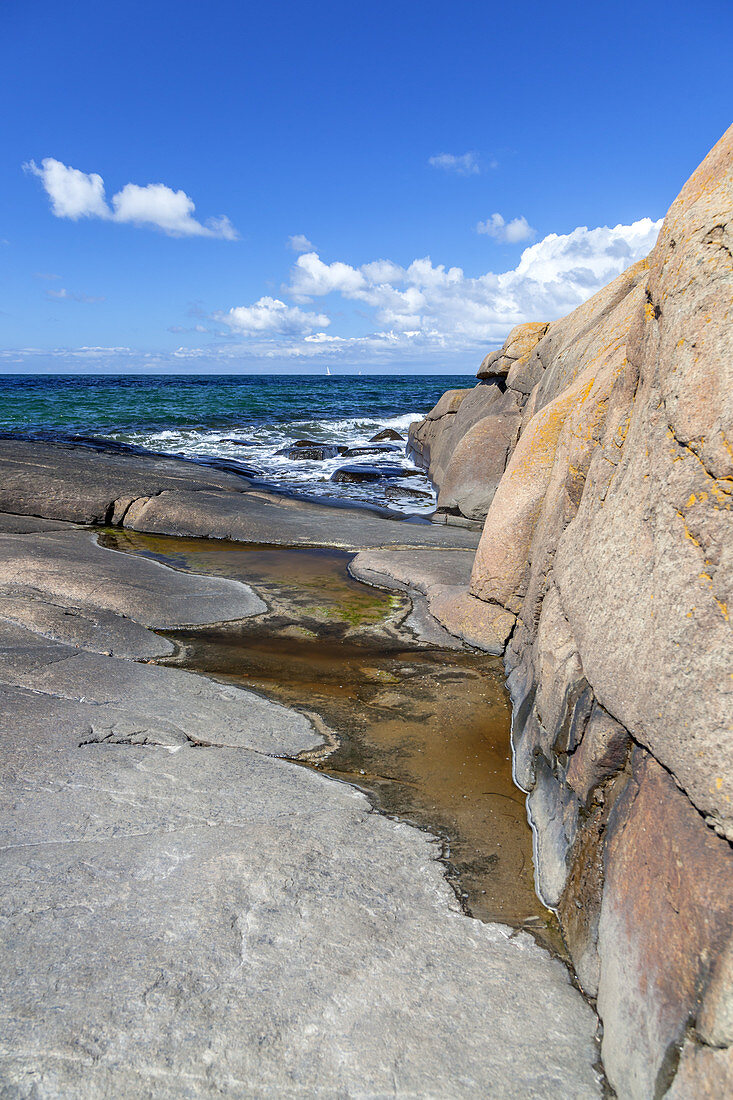 Felsküste vor Varberg, Hallands län, Südschweden, Schweden, Skandinavien, Nordeuropa, Europa