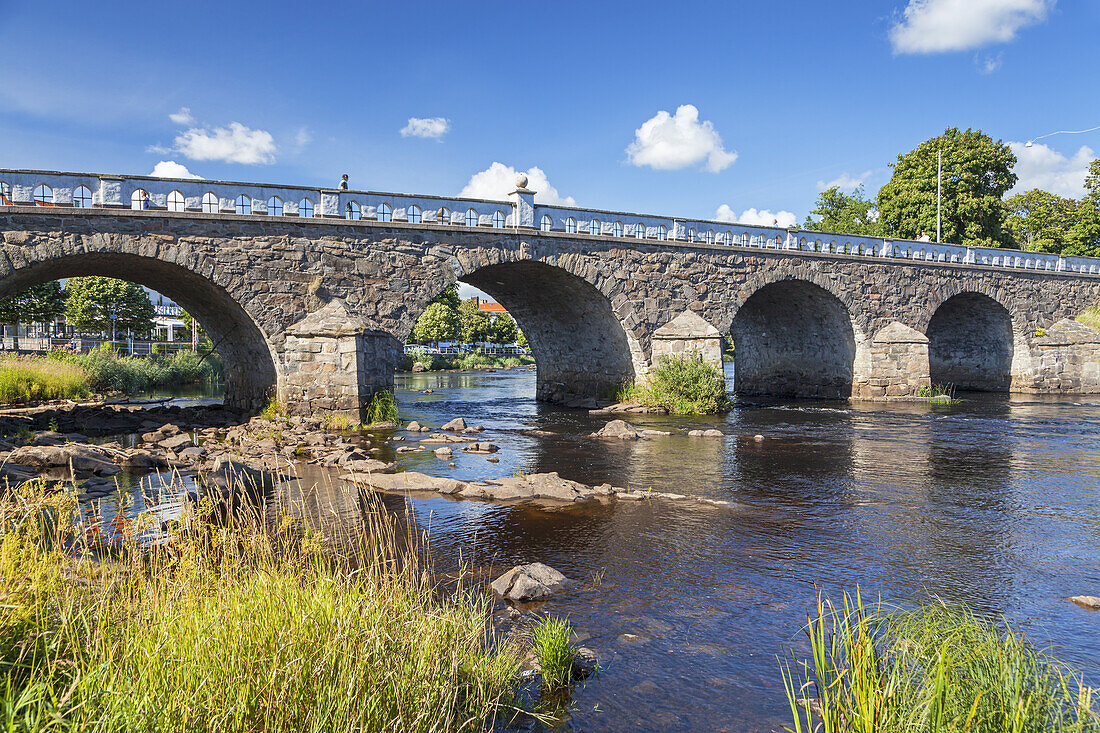 Brücke Tullbron über dem Ätran in Falkenberg, Halland, Südschweden, Schweden, Skandinavien, Nordeuropa, Europa