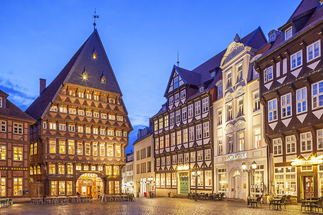 Marketplace with the famous 'Knochenhaueramtshaus', a half-timbered building, in the old town of Hildesheim, Lower Saxony, Northern Germany, Germany, Europe