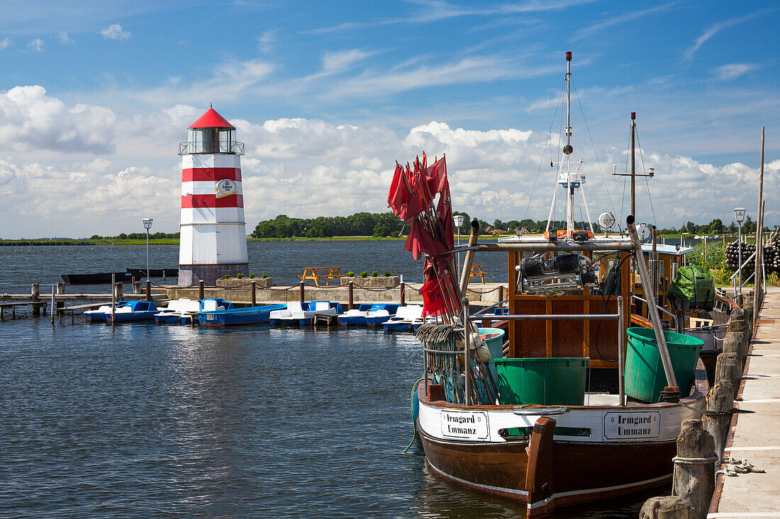 Kleiner Hafen am Focker Strom mit Leuchtturm, Ummanz, Insel Rügen, Mecklenburg-Vorpommern, Ostsee, Deutschland