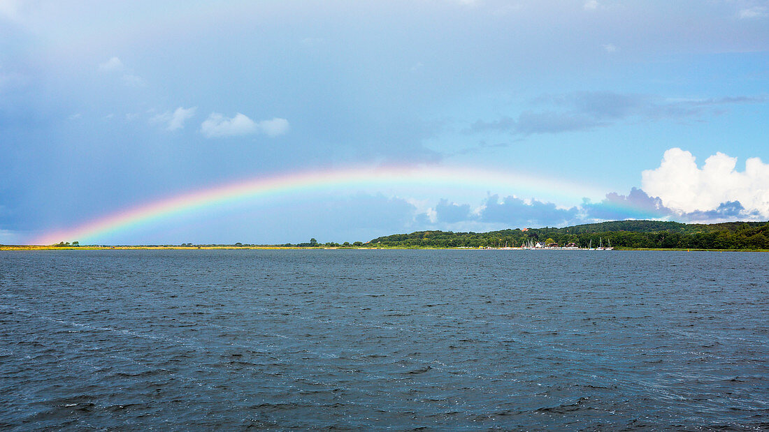 Regenbogen über der Insel Hiddensee, Mecklenburg-Vorpommern, Deutschland