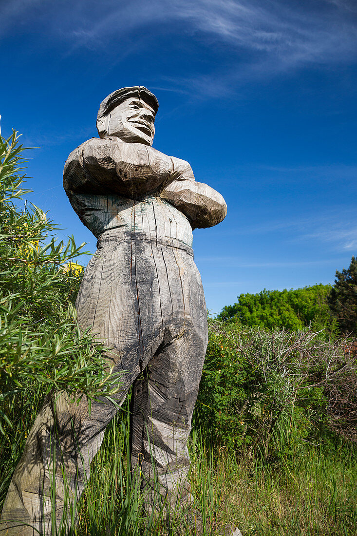 Aus Holz geschnitzte Seemannsfigur in Ahrenshoop, Darß, Fischland, Ostsee, Mecklenburg-Vorpommern, Deutschland