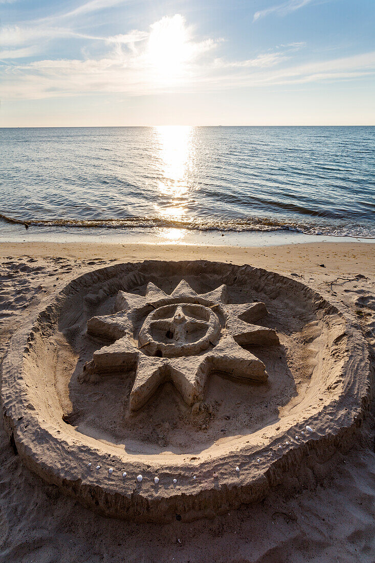 Sandskulptur am Darsser Weststrand, Ostsee, Mecklenburg-Vorpommern, Deutschland