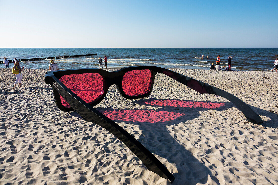 Riesensonnenbrille am Strand anlässlich der Fototage „Horizonte Zingst 2016“, Zingst, Mecklenburg-Vorpommern, Deutschland