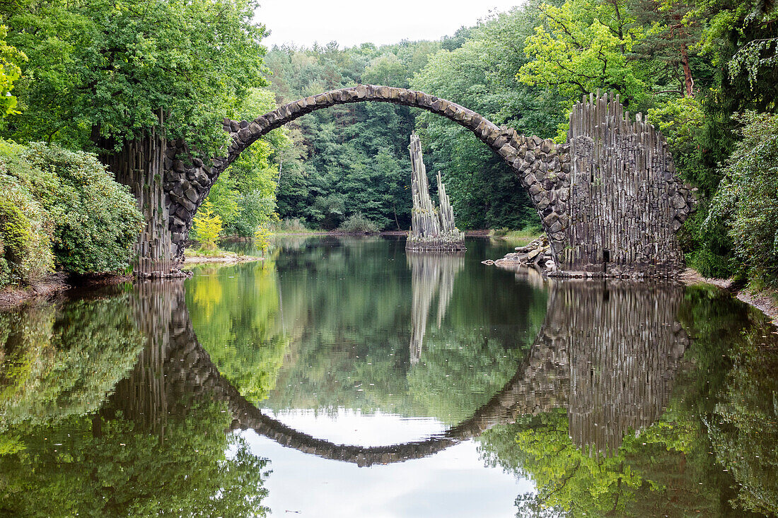 Rakotzbrücke über den Rakotzsee im Rhododendronpark Kromlau, Sachsen, Deutschland, Europa