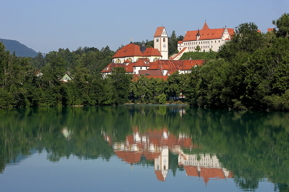 Altstadt von Füssen mit Lech, Oberallgäu, Allgäu, Schwaben, Bayern, Deutschland