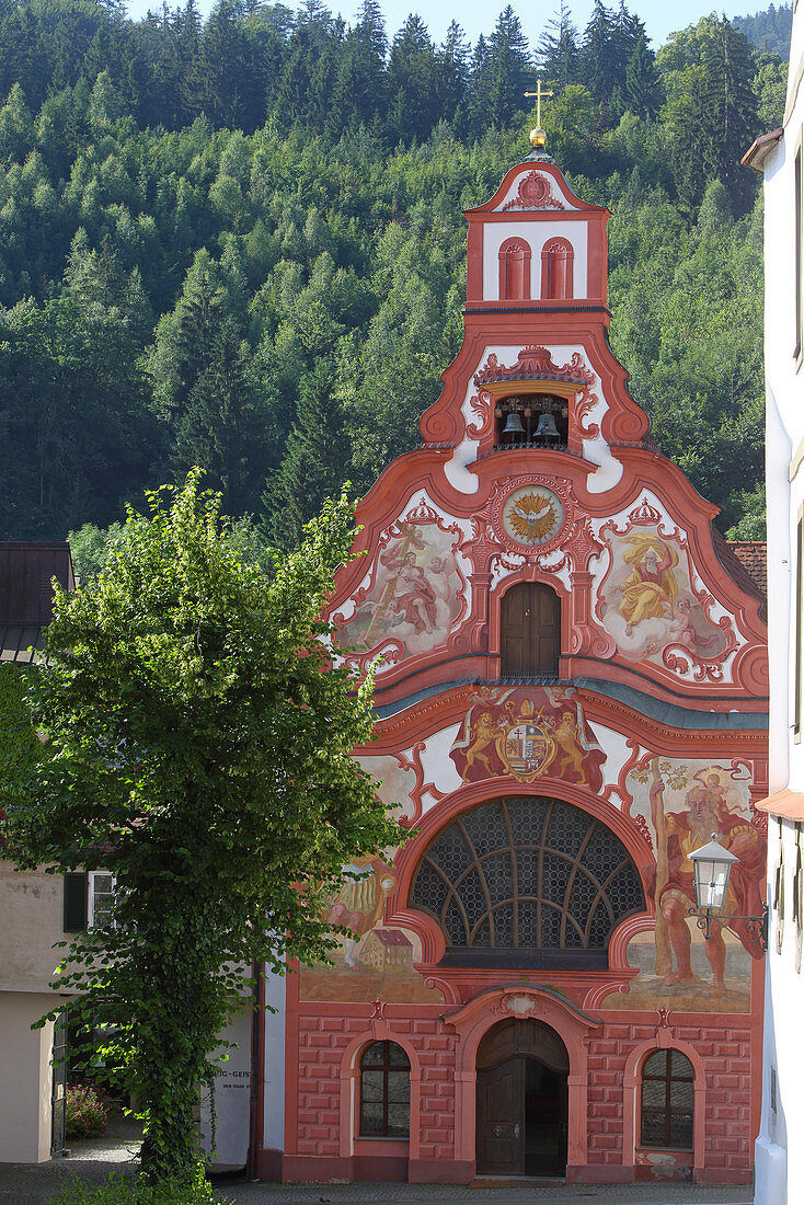 Rokokofassade der Heilig-Geist-Spitalkirche, Altstadt von Füssen mit Lech, Oberallgäu, Allgäu, Schwaben, Bayern, Deutschland