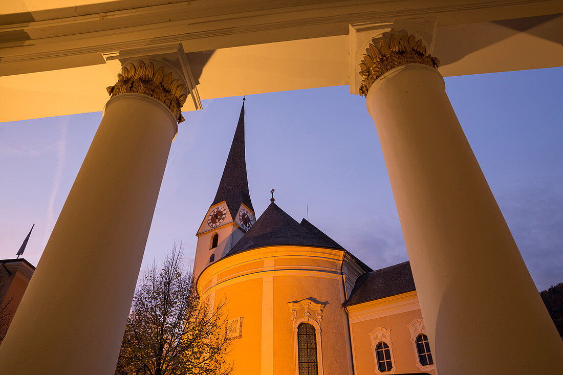 Säulen der Trinkhalle und Katholische Kirche, Bad Ischl, Salzkammergut, Oberösterreich, Österreich, Europa