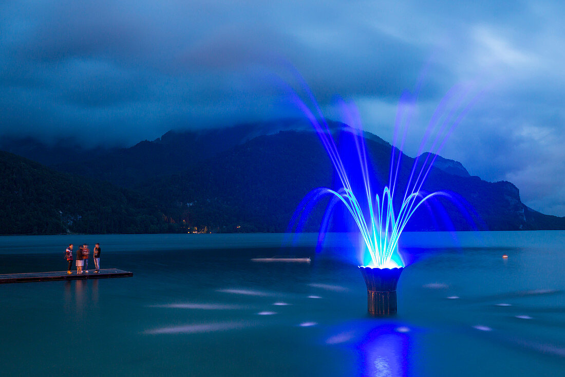 Springbrunnen an der Uferpromenade St. Gilgen am Wolfgangsee, Salzburg, Österreich, Europa