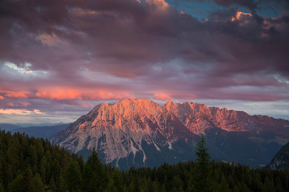 Letzte Sonne am Grimming, Blick von der Tauplitzalm, Totes Gebirge, Steiermark, Österreich, Europa