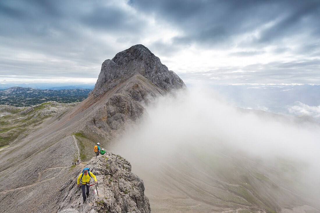 Bergsteiger am Ramsauer Klettersteig, Gruber-Scharte, dahinter der Eselstein, Dachsteinmassiv, Steiermark, Österreich, Europa