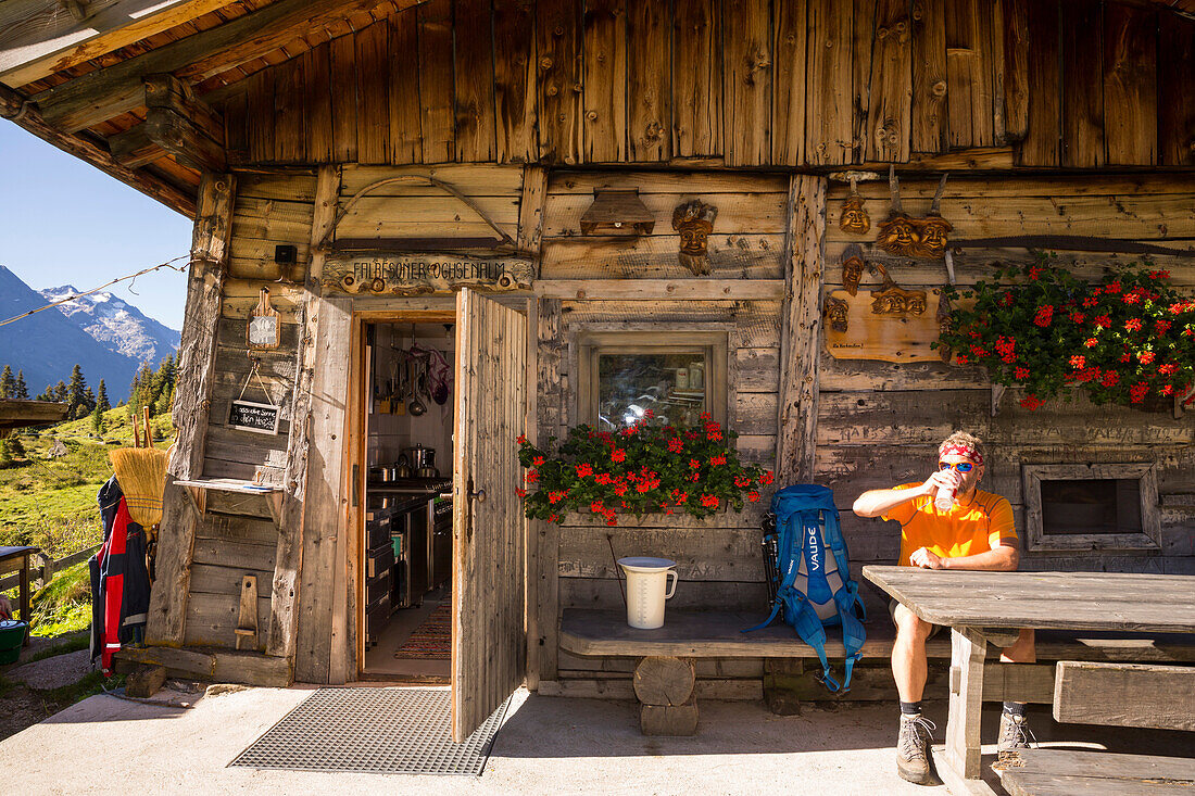 Ein Mann trinkt Buttermilch, Ochsenalm, am Zustieg zur Neuen Regensburger Hütte, Stubaital, Tirol, Österreich, Europa