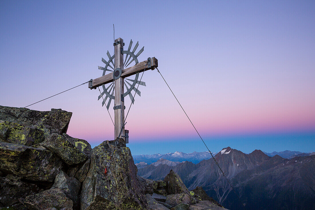 Gipfelkreuz auf der Knotenspitze, Stubaier Alpen, Stubaital, Tirol, Österreich, Europa
