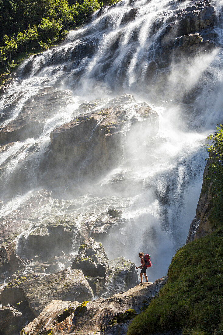 Grawafälle und Frau beim Wandern, Stubaital, Stubaital, Tirol, Österreich, Europa