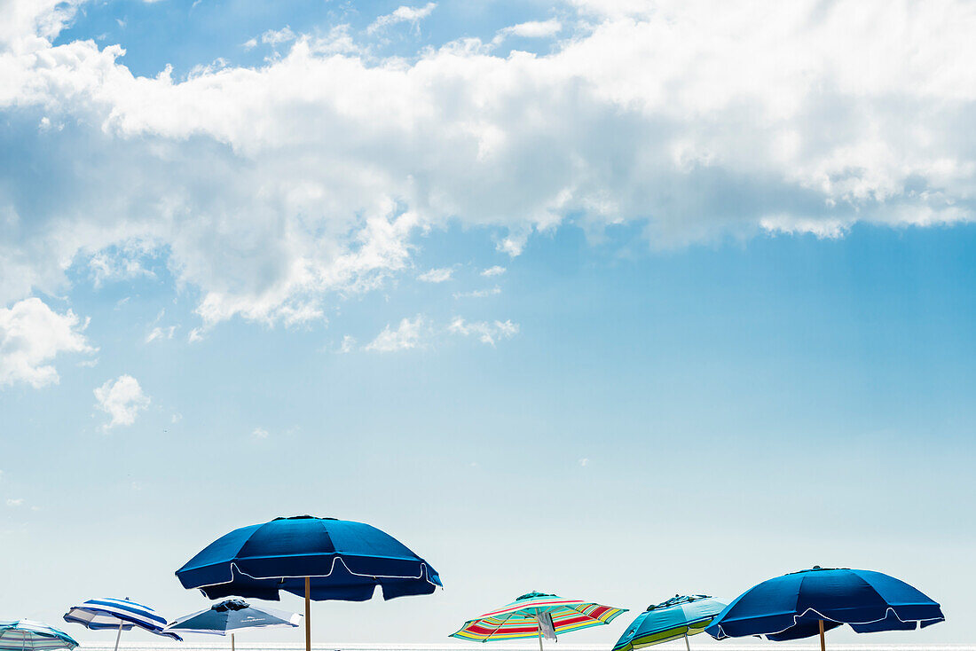 Sonnenschirme am Strand vom Golf von Mexiko, Fort Myers Beach, Florida, USA